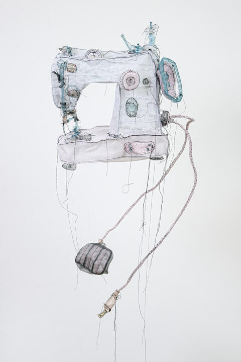 <i>Machine à coudre</i>, 2013, dentelle, organza, crinoline et fil, 79 cm × 46 cm × 23 cm, photo : Alexis Bellavance
Jannick Deslauriers, Sewing Machine, 2013, photo Alexis Bellavance